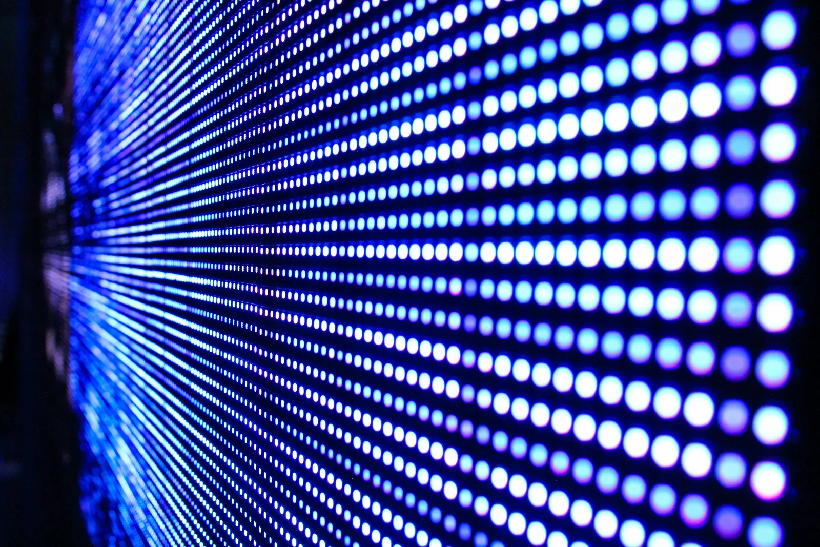 Крупный план LED-экрана: сетка из светящихся светодиодов (пикселей)