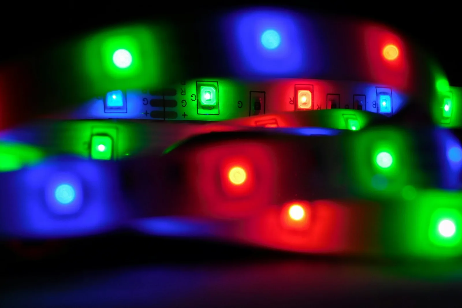 Крупный план RGB-светодиодов: красные, зелёные и синие диоды