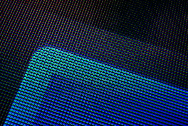 Макросъёмка интерьерного LED-экрана с мелким шагом — видны отдельные RGB-светодиоды